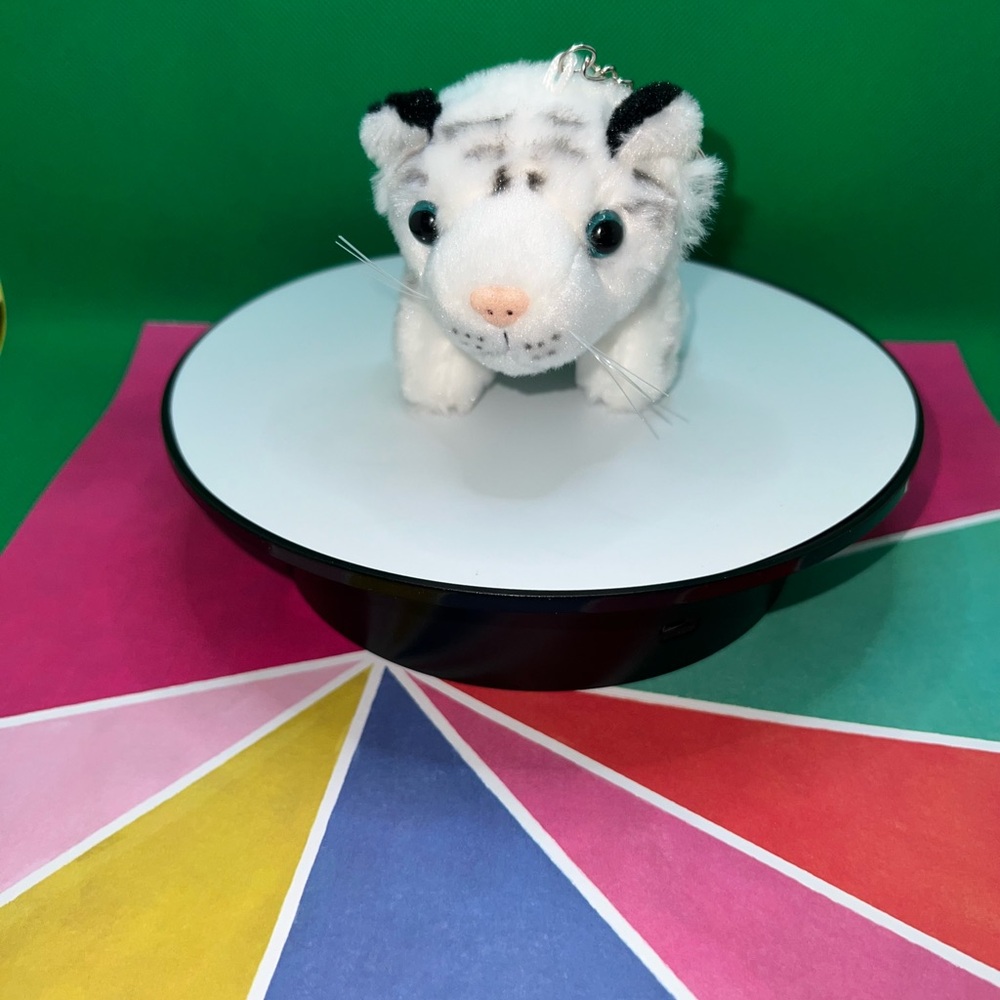 40% Off! For 3 Days! NWOT - Grey & White Tiger Keychain!
